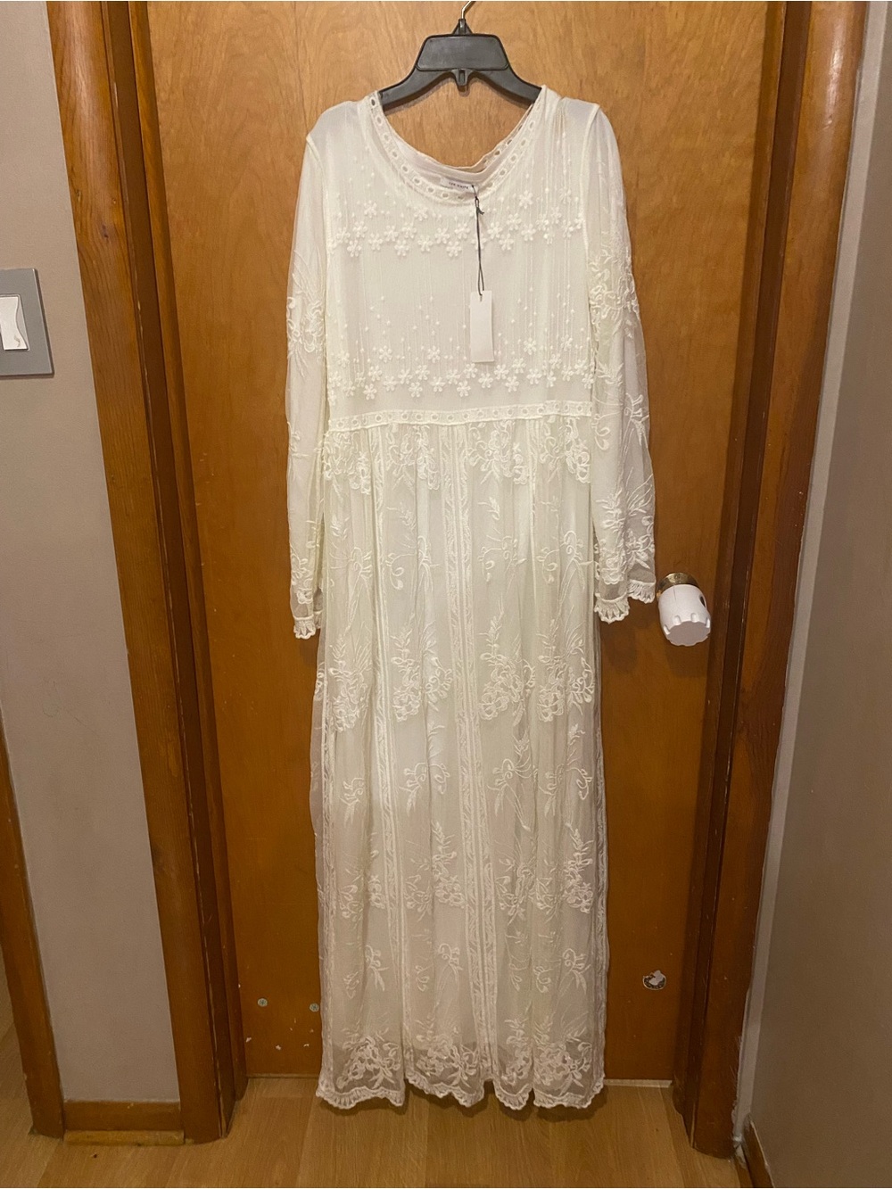 Ivory Lace Long-Sleeve Maxi Dress - Romantic Floral Embroidery
